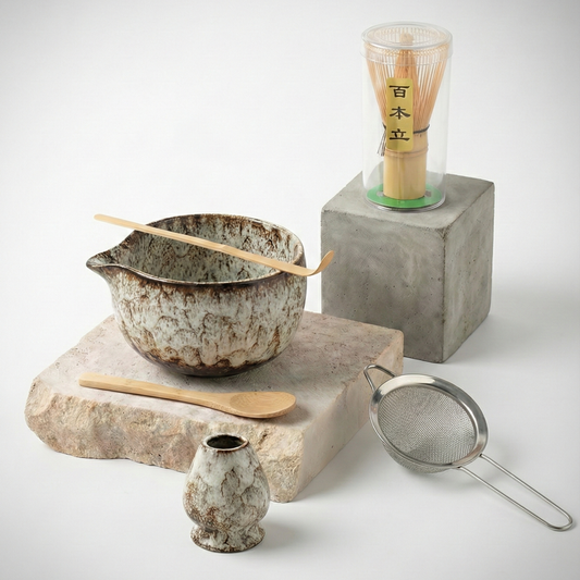 Coffret matcha six pièces, bol à bec verseur en céramique blanche mouchetée et ustensiles bambou — Aoti Matcha