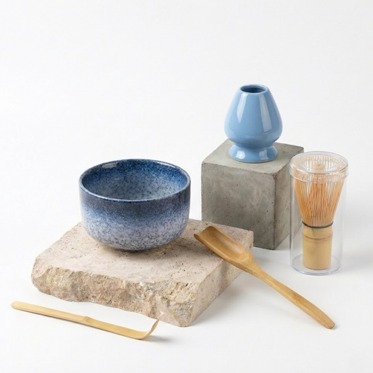 Coffret matcha japonais six pièces, bol chawan et porte-fouet en céramique bleu nuancé — Aoti Matcha