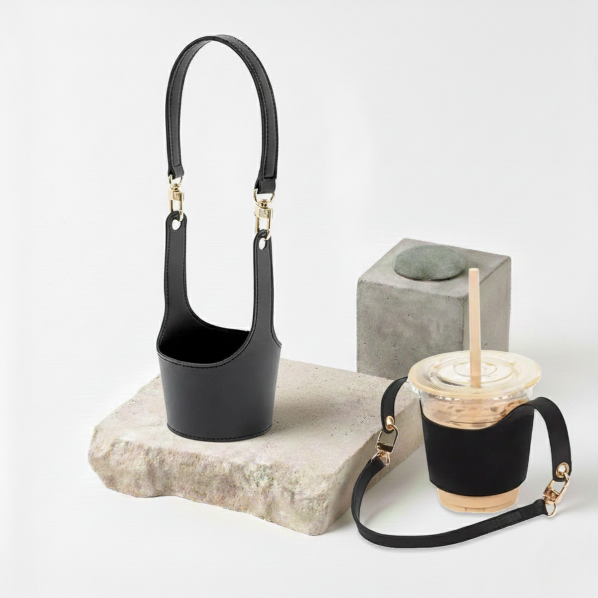 Étui porte-gobelet nomade noir mat tenant un gobelet de boisson glacée — Aoti Matcha