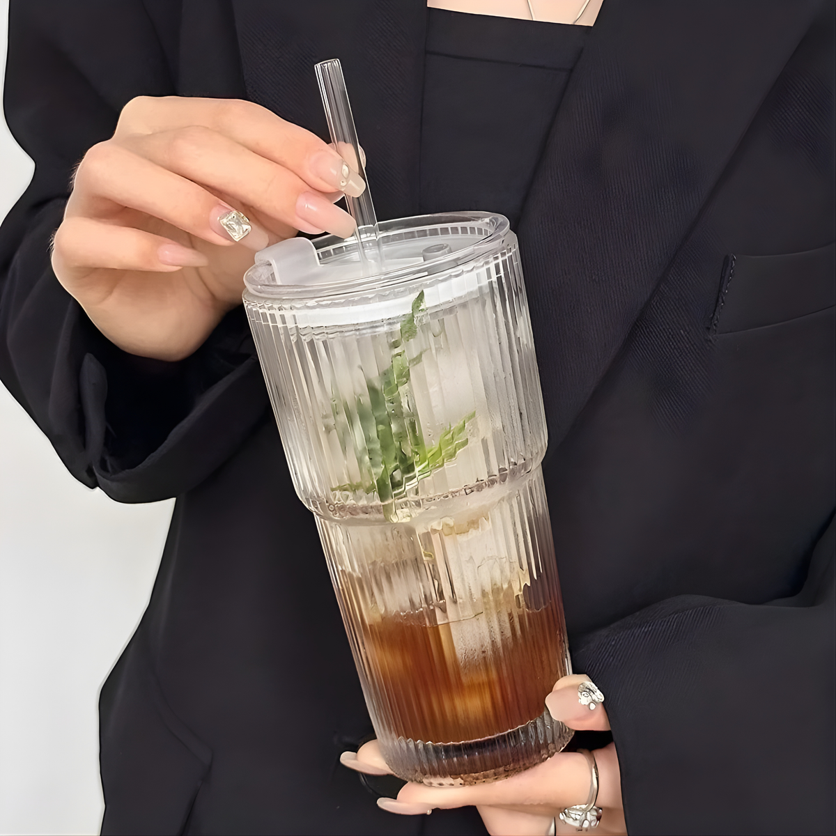 Verre strié et paille de verre accompagnant une boisson glacée aux herbes fraîches — Aoti Matcha
