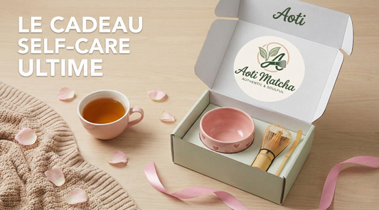 Coffret matcha Sakura en céramique rose présenté comme idée cadeau — Aoti Matcha