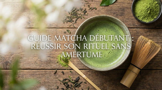 Bol à matcha, fouet chasen en bambou et cuillère chashaku disposés pour préparer un matcha sans amertume — Aoti Matcha