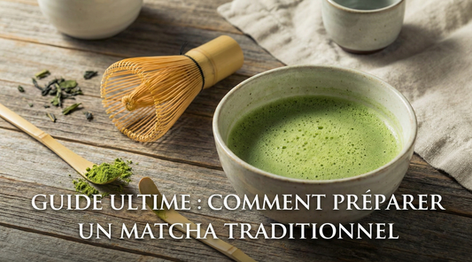 Préparation traditionnelle du matcha au fouet chasen dans un bol en céramique — Aoti Matcha