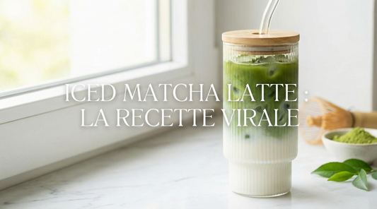 Iced matcha latte au dégradé vert et blanc dans un verre strié avec paille en verre — Aoti Matcha