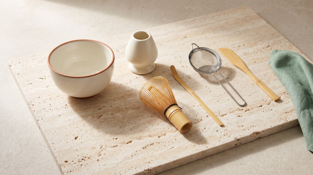 Contenu d'un coffret thé matcha six pièces : bol chawan, chasen, support de fouet, tamis et cuillères en bambou sur pierre travertin — Aoti Matcha