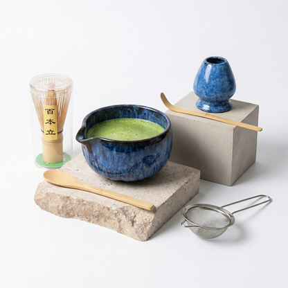 Coffret matcha six pièces, bol katakuchi à bec verseur émaillé bleu nuit et support assorti — Aoti Matcha