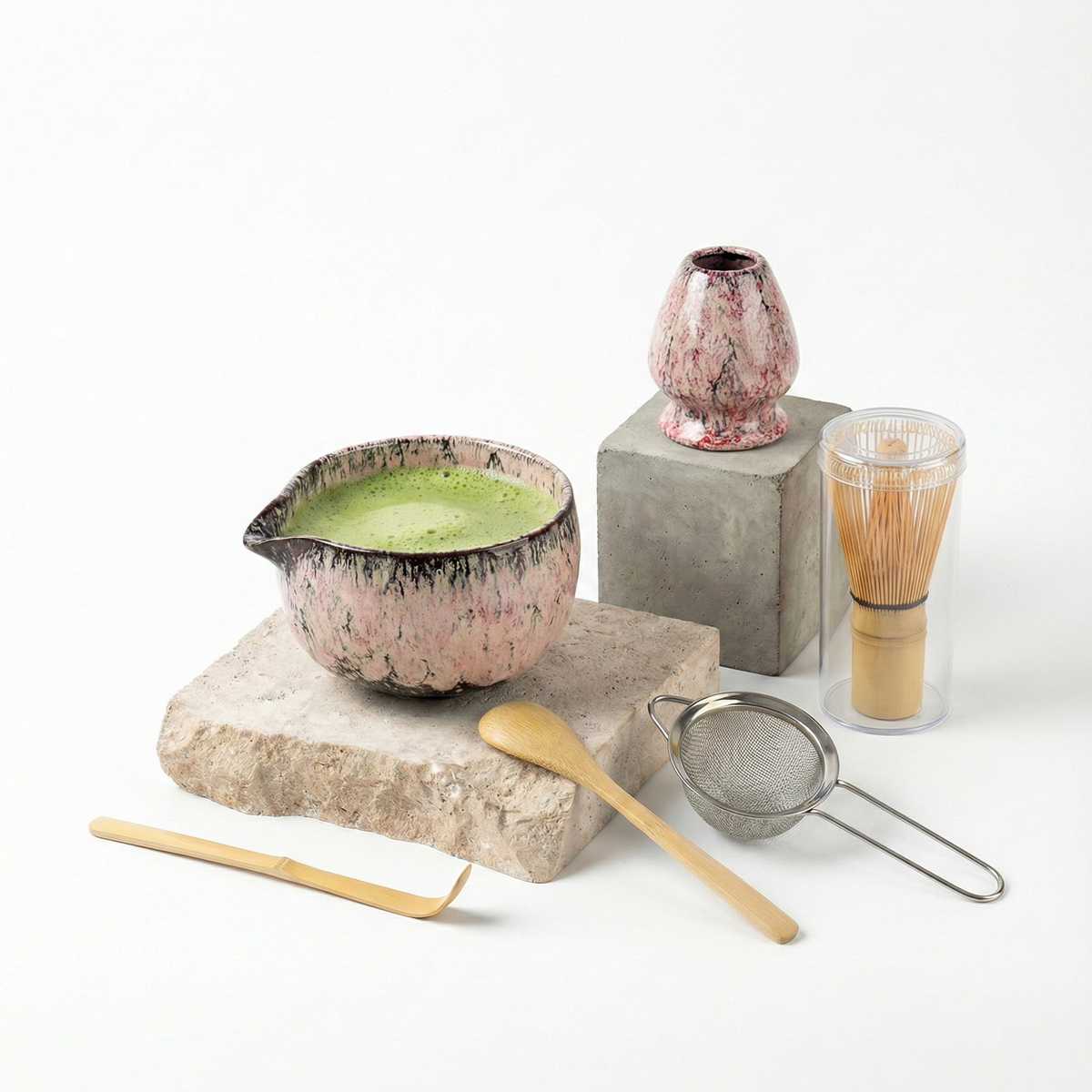 Coffret matcha six pièces, bol à bec verseur en céramique rose marbrée et support de fouet — Aoti Matcha