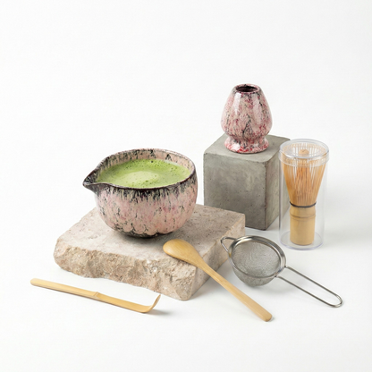 Coffret matcha six pièces, bol à bec verseur en céramique rose marbrée et support de fouet — Aoti Matcha