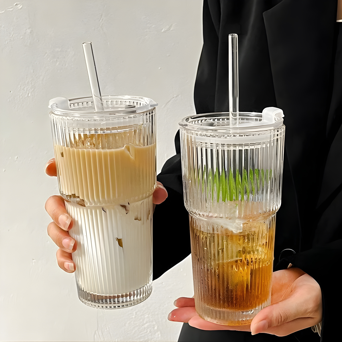 Deux verres striés de 600 ml tenus en main, couvercles de voyage en place — Aoti Matcha