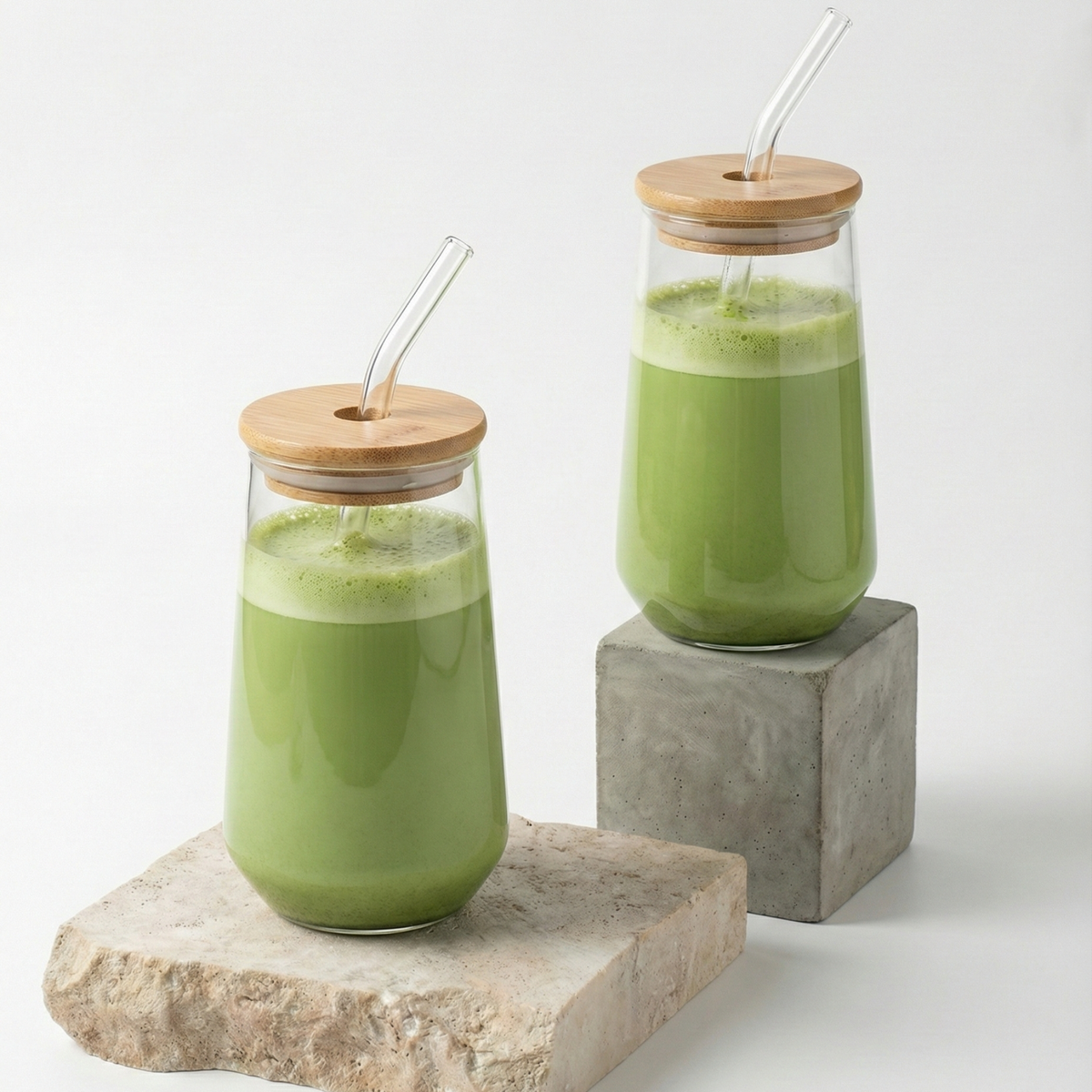 Deux verres striés emplis de matcha latte glacé, couvercles de bambou et pailles de verre — Aoti Matcha