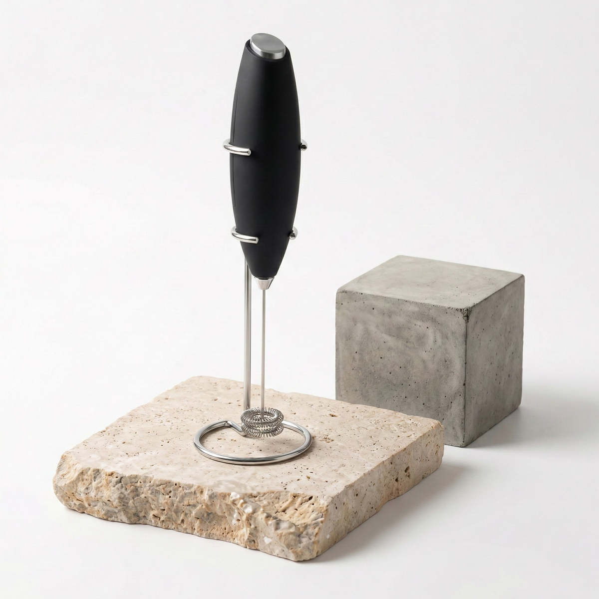 Fouet électrique à matcha noir mat sur son support vertical en acier — Aoti Matcha