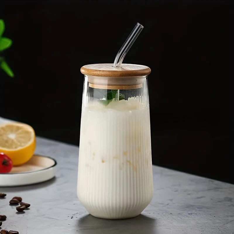 Verre strié à couvercle de bambou contenant une boisson lactée glacée, sur fond sombre — Aoti Matcha