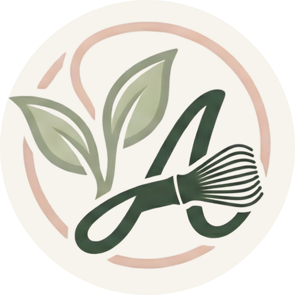Insigne graphique Aoti Matcha représentant un fouet chasen stylisé en forme de "A" avec des feuilles de thé, sans texte.