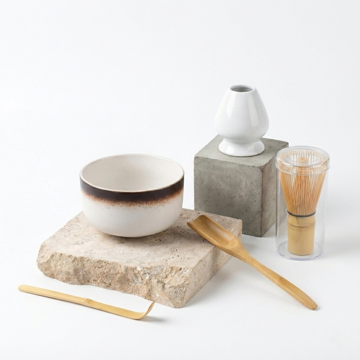 Coffret matcha japonais six pièces, bol chawan blanc à bordure terre cuite et porte-fouet assorti — Aoti Matcha