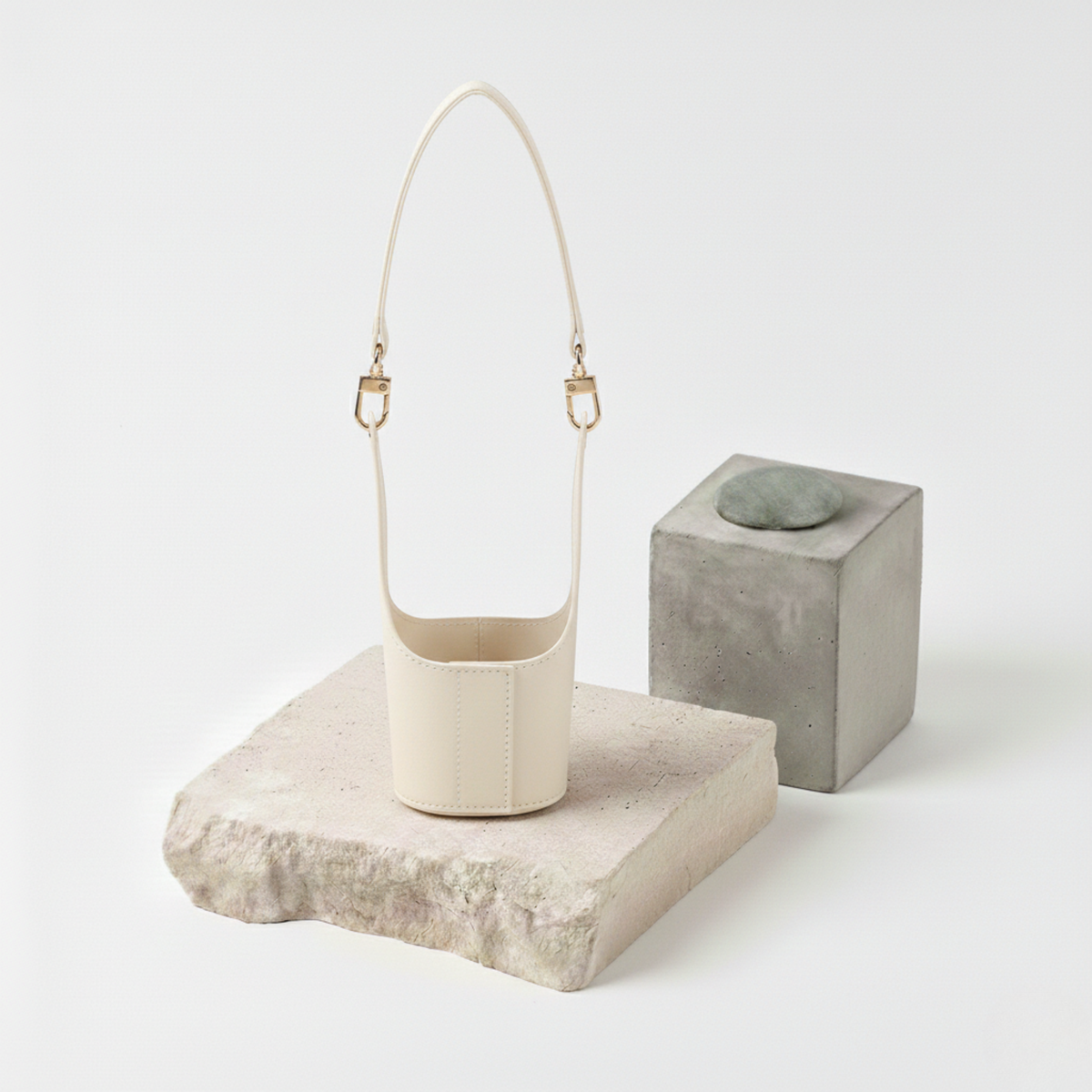 Étui porte-gobelet nomade beige crème suspendu par son anse — Aoti Matcha