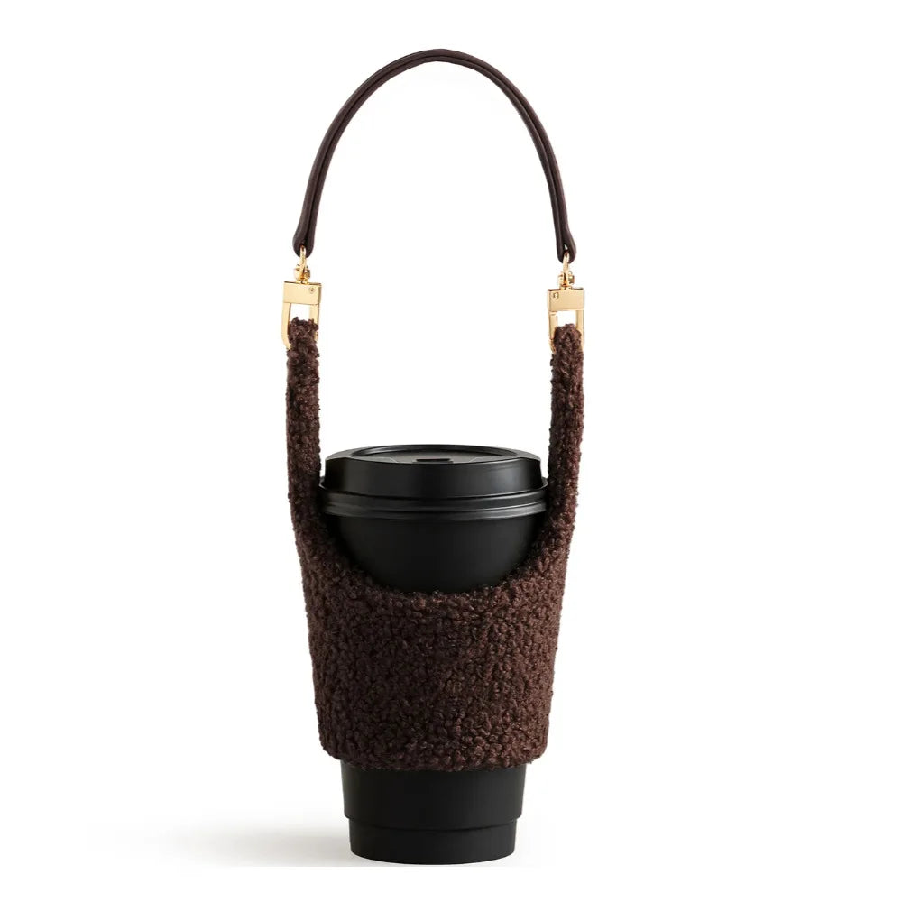 Étui porte-gobelet en peluche brun chocolat, anse assortie à mousquetons dorés — Aoti Matcha