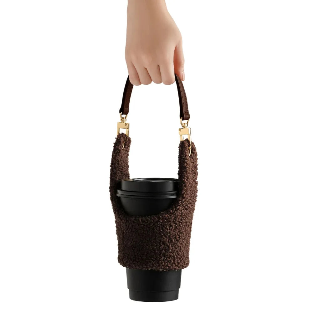 Étui porte-gobelet en peluche brun chocolat tenu par son anse — Aoti Matcha