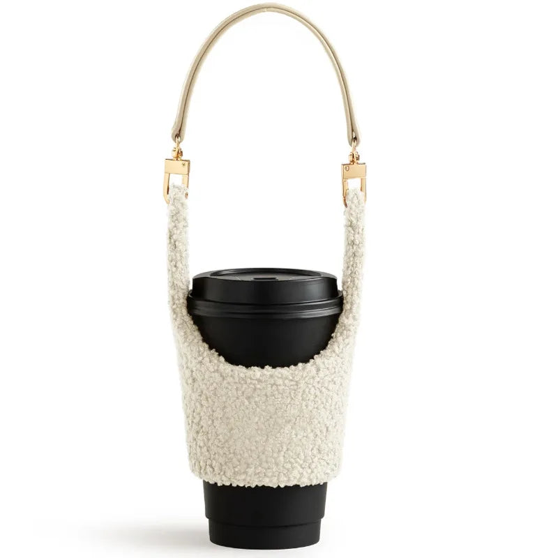 Étui porte-gobelet en peluche blanc crème, texture sherpa et anse dorée — Aoti Matcha