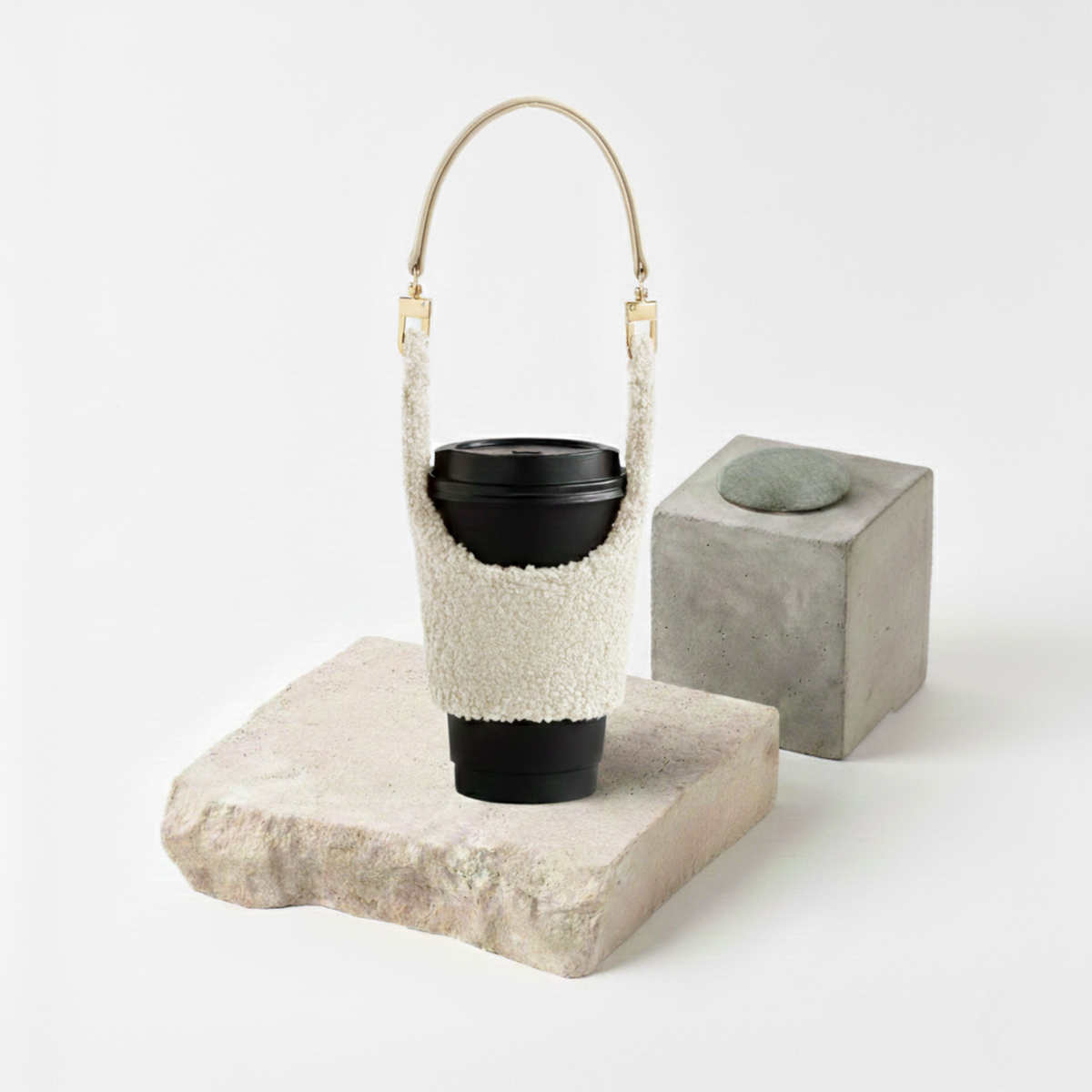 Étui porte-gobelet en peluche blanc crème, anse amovible à mousquetons dorés — Aoti Matcha