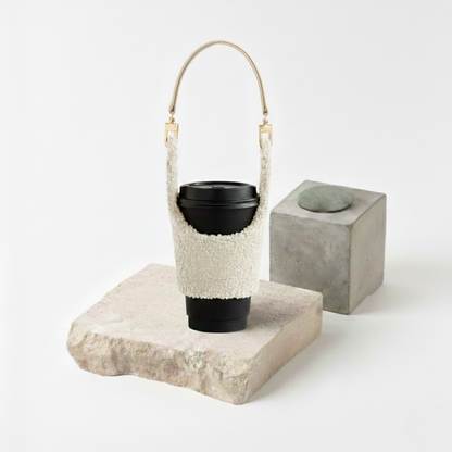Étui porte-gobelet en peluche blanc crème, anse amovible à mousquetons dorés — Aoti Matcha