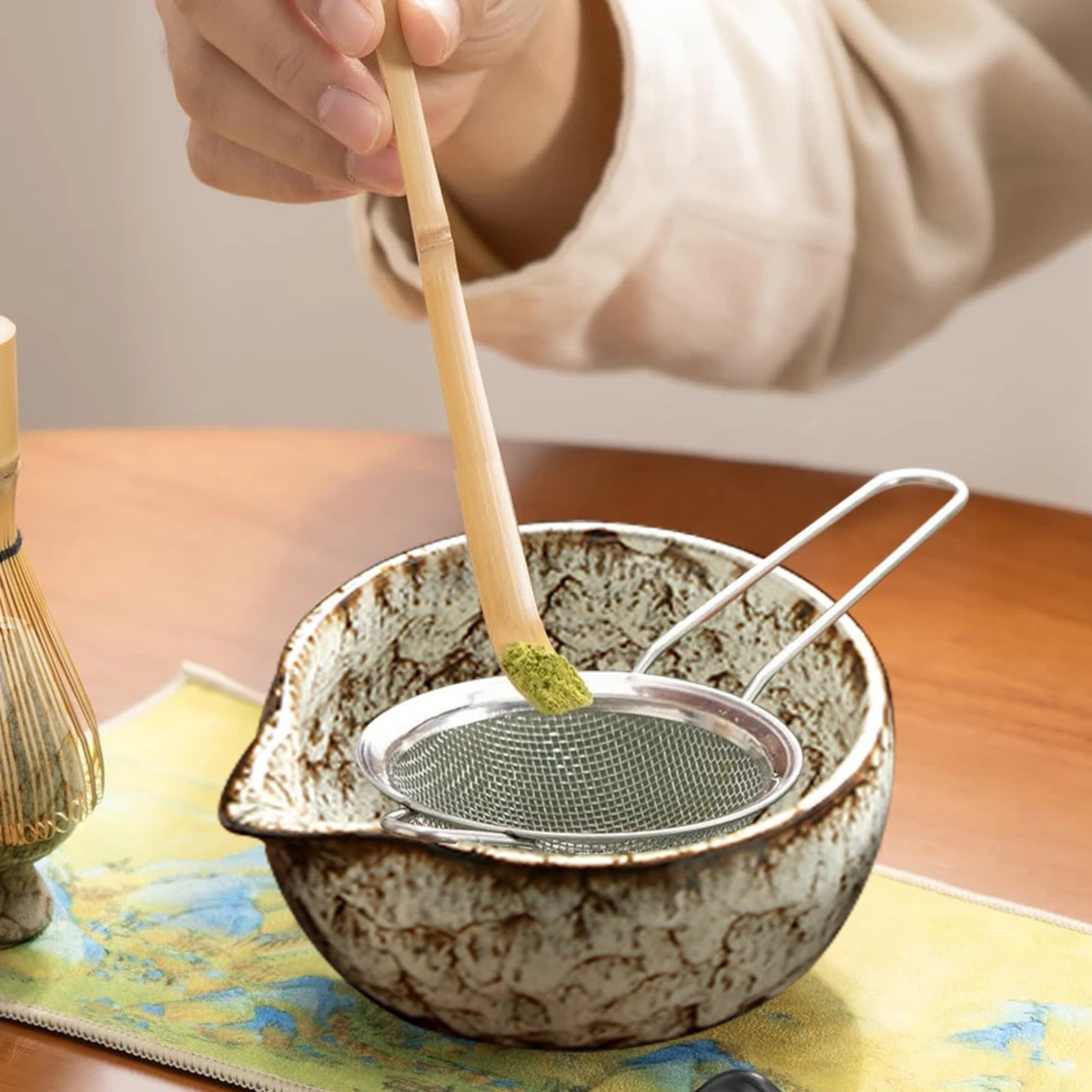 Tamisage de la poudre de matcha au chashaku au-dessus d'un bol à bec verseur, tamis inox — Aoti Matcha
