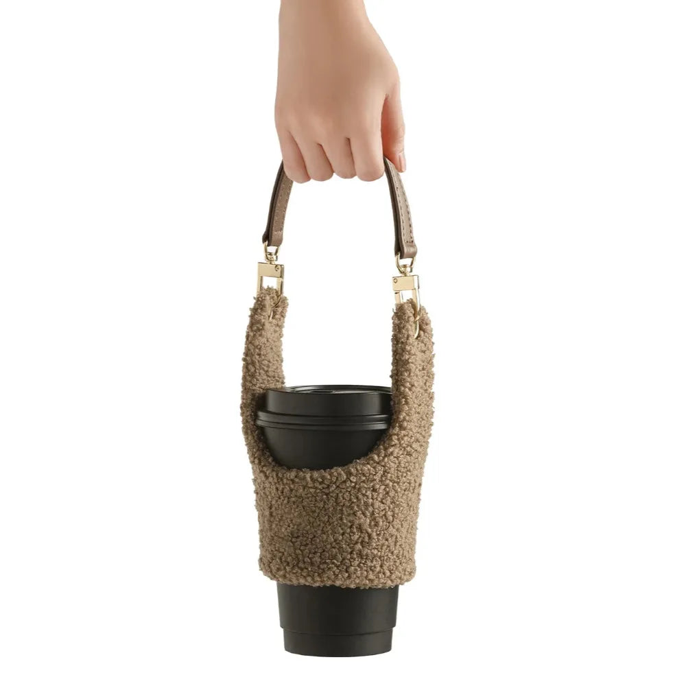 Étui porte-gobelet en peluche kaki tenu par son anse — Aoti Matcha