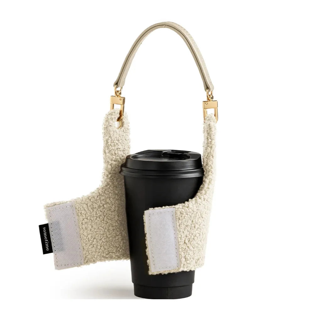 Étui porte-gobelet en peluche ouvert à plat, bande auto-agrippante apparente — Aoti Matcha