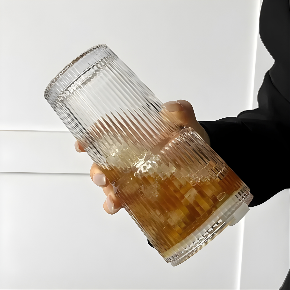 Verre strié fermé par son couvercle à joint de silicone, présenté à l'envers — Aoti Matcha