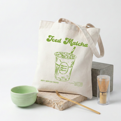 Tote bag en toile écrue à illustration rétro d'un matcha glacé, posé sur pierre — Aoti Matcha