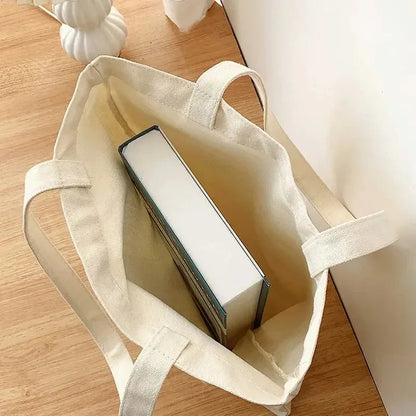 Intérieur du tote bag en toile écrue contenant un grand livre au format A4 — Aoti Matcha