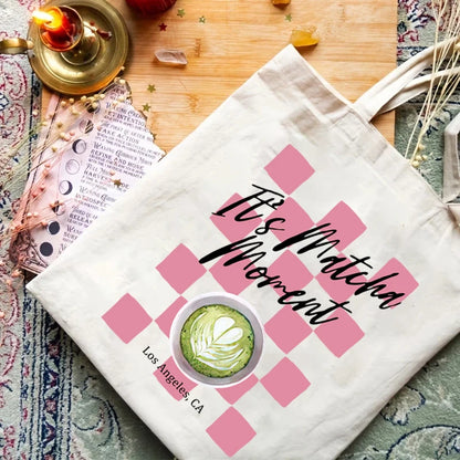 Tote bag à motif damier rose et calligraphie It's Matcha Moment — Aoti Matcha