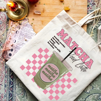 Tote bag à damier rose porté à l'épaule, inscription Matcha Iced Latte — Aoti Matcha