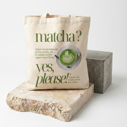 Tote bag en toile épaisse portant l'inscription Matcha Yes Please et un bol de matcha latte — Aoti Matcha