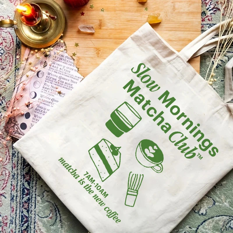 Tote bag en toile à typographie verte Slow Mornings Matcha Club, illustrations gâteau et latte — Aoti Matcha
