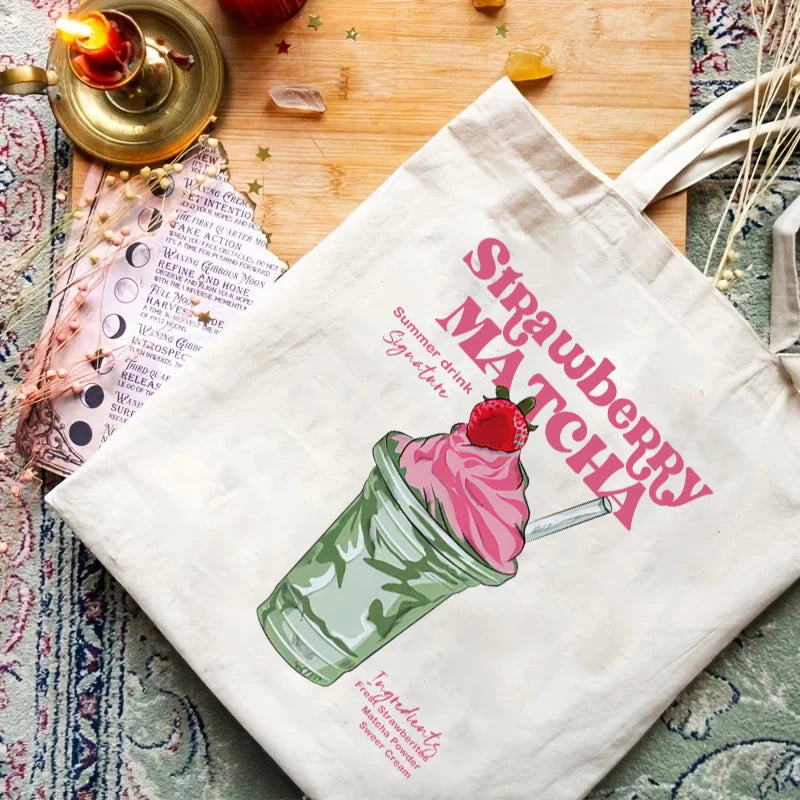 Tote bag en toile imprimé d'un strawberry matcha latte glacé rose et vert — Aoti Matcha