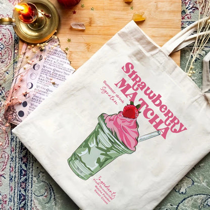Tote bag en toile imprimé d'un strawberry matcha latte glacé rose et vert — Aoti Matcha