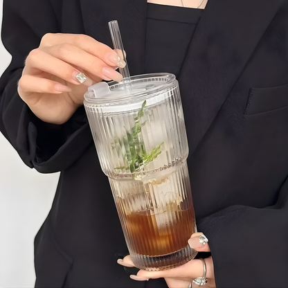 Verre strié et paille de verre accompagnant une boisson glacée aux herbes fraîches — Aoti Matcha