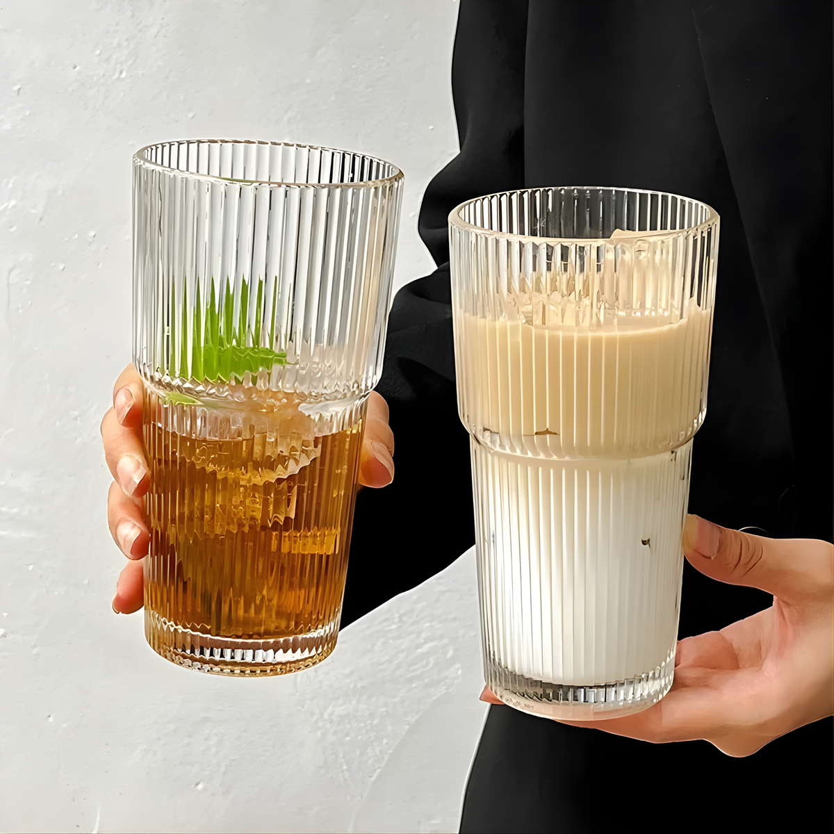 Deux verres striés de 600 ml, l'un empli de thé glacé, l'autre d'un latte — Aoti Matcha
