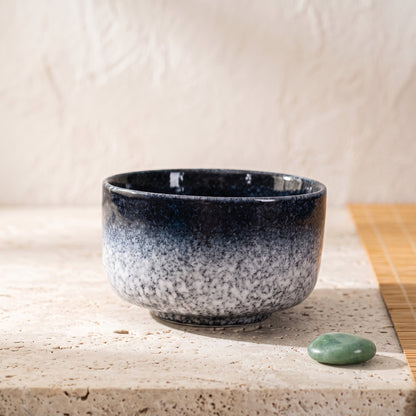 Bol matcha chawan Brume, dégradé bleu nuit fondant vers un mouchetis blanc — Aoti Matcha