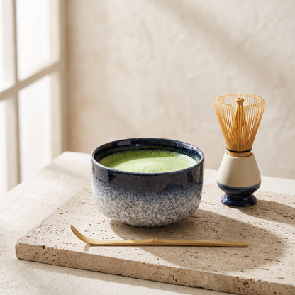 Bol matcha chawan Brume rempli de matcha fouetté, présenté avec un fouet chasen vendu séparément — Aoti Matcha