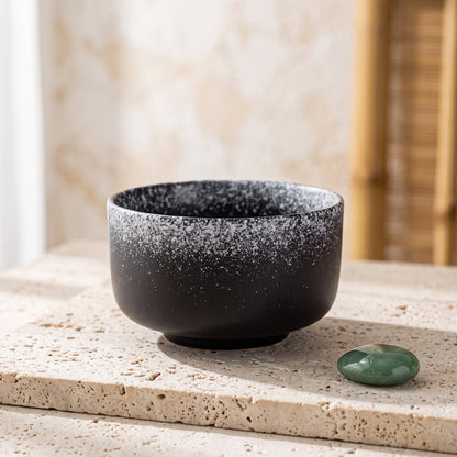 Bol matcha chawan Encre, émail noir moucheté de blanc sur pierre de travertin — Aoti Matcha