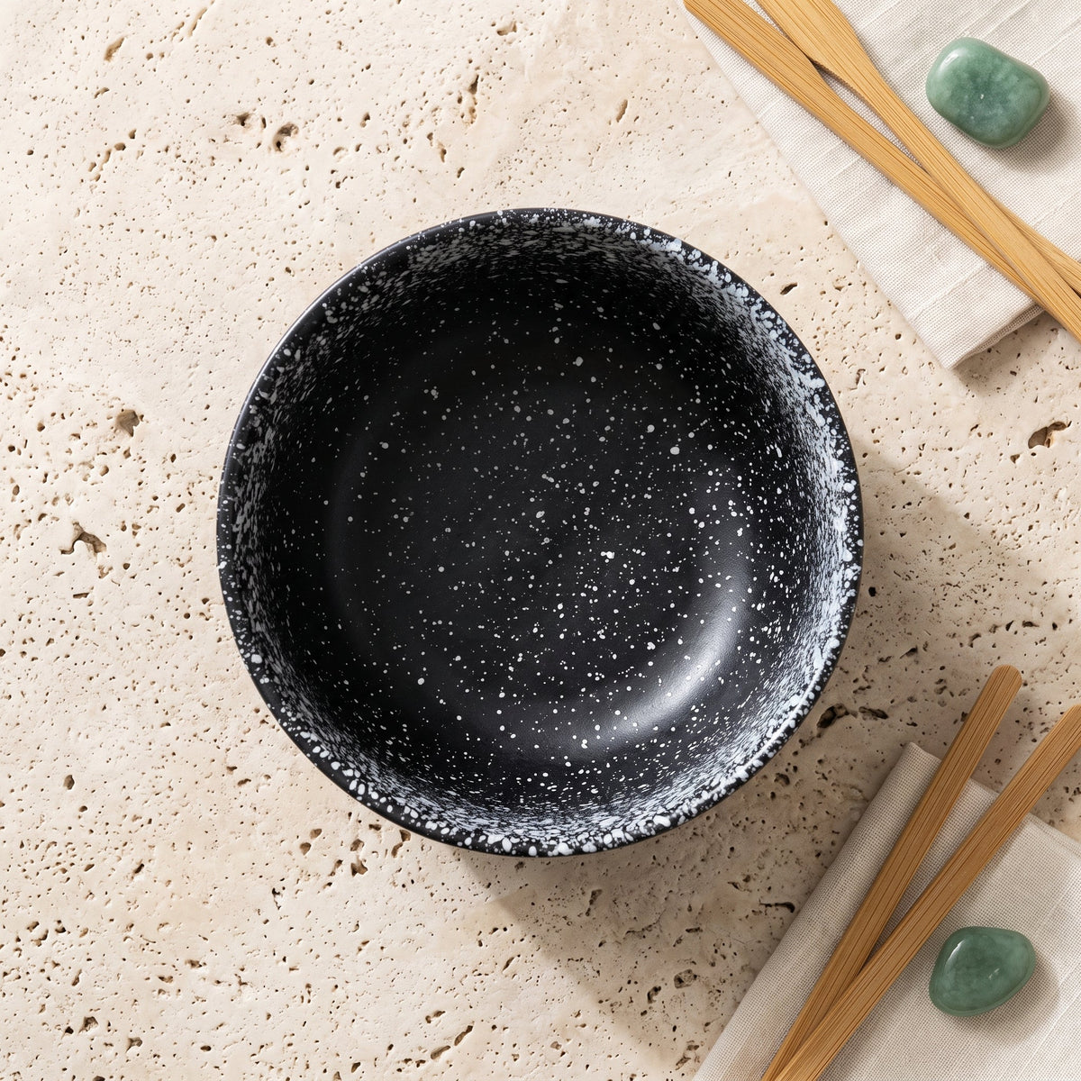 Intérieur du bol matcha chawan Encre vu du dessus, fond arrondi sans angle mort — Aoti Matcha