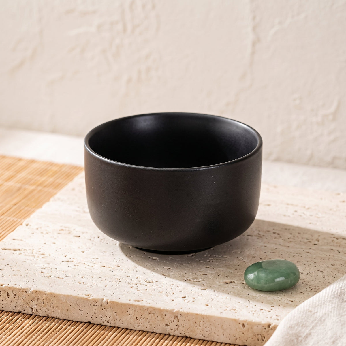 Bol matcha chawan Suie, céramique noir mat unie à paroi évasée — Aoti Matcha