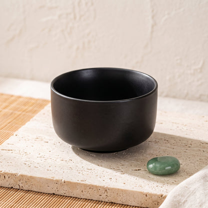 Bol matcha chawan Suie, céramique noir mat unie à paroi évasée — Aoti Matcha