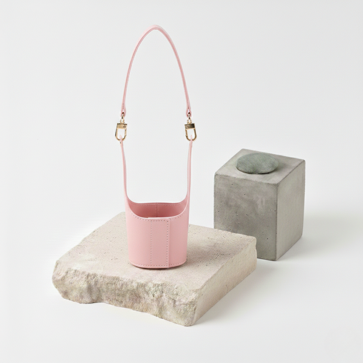 Étui porte-gobelet nomade rose pastel, anse à mousquetons dorés — Aoti Matcha